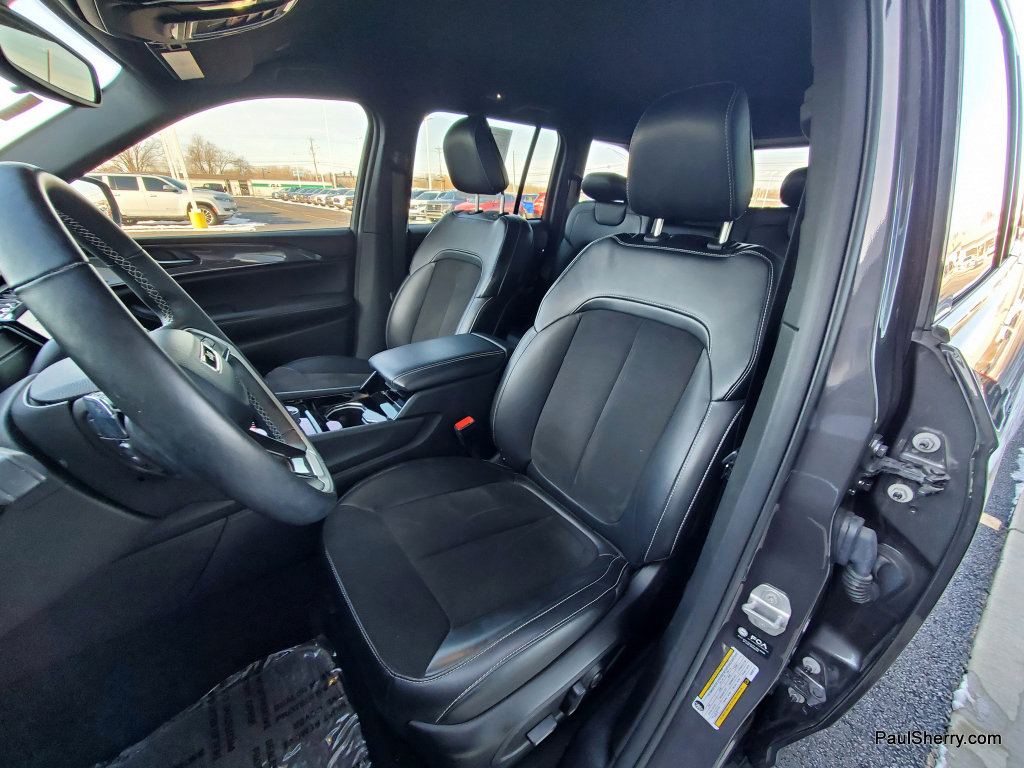 Used 2022 Jeep Grand Cherokee Altitude AWD/4WD image 23