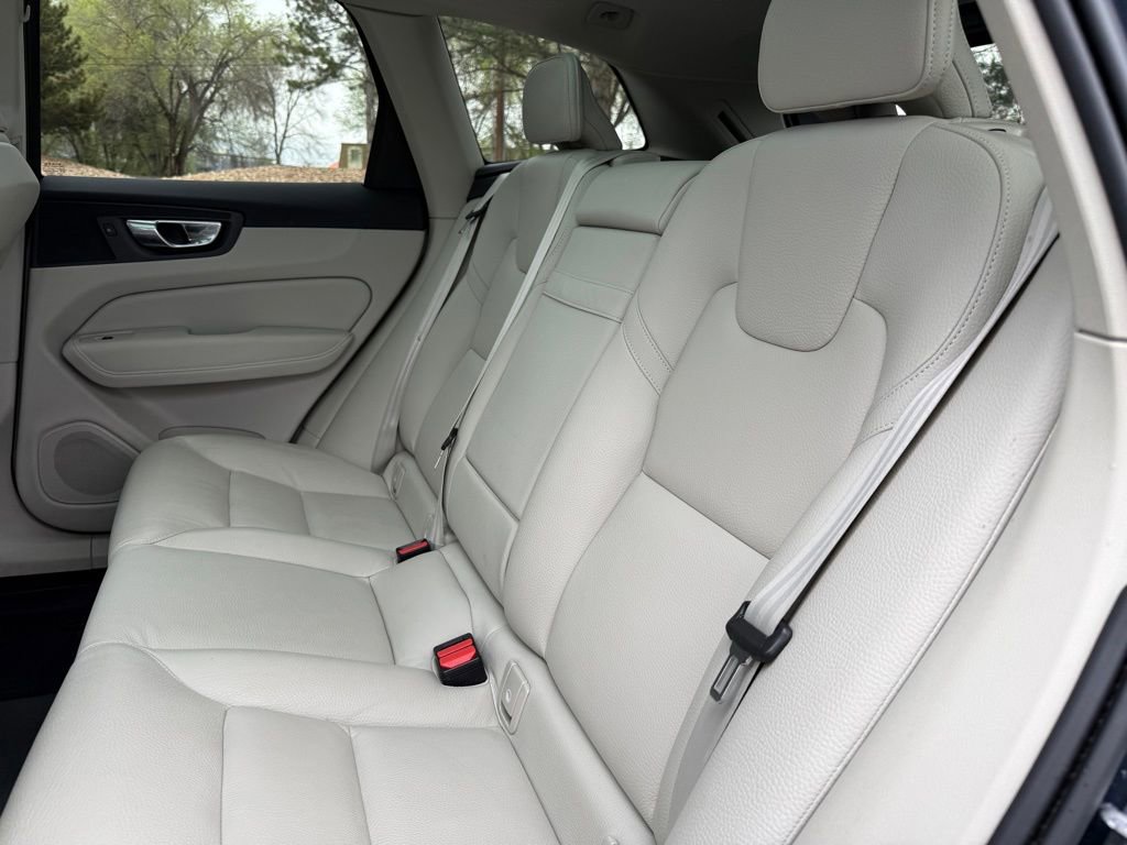 Used 2022 Volvo XC60 B5 Momentum w/ Advanced Package image 15