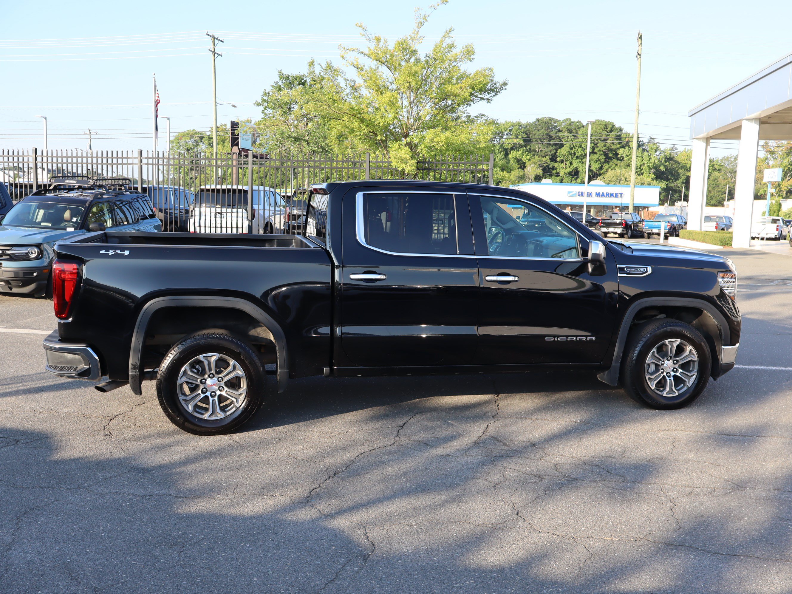 Used 2025 GMC Sierra 1500 SLT AWD/4WD image 11