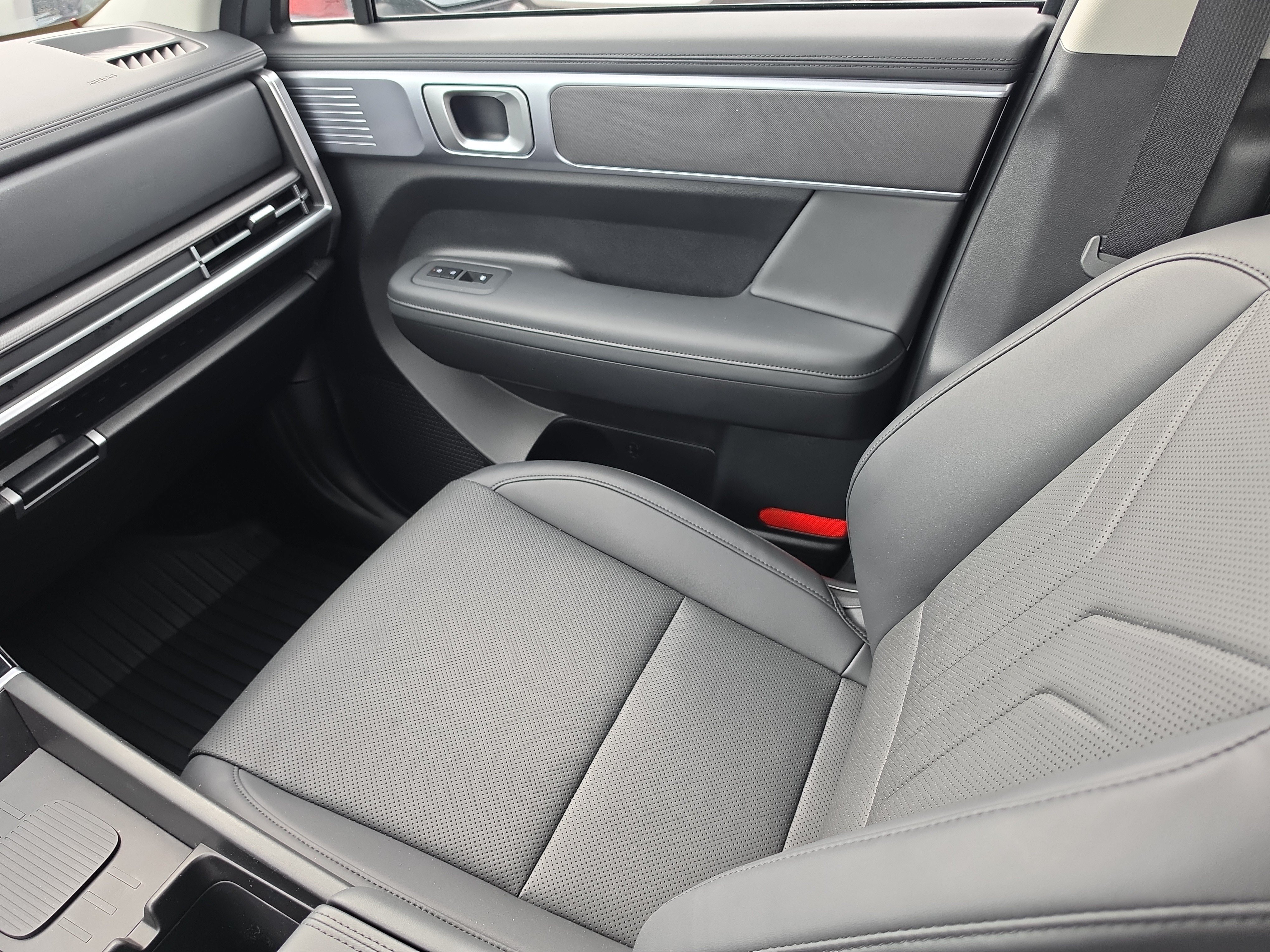 Used 2025 Hyundai Santa Fe SEL FWD image 16