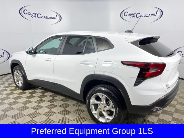 Used 2025 Chevrolet Trax LS w/ LS Convenience Package FWD image 4