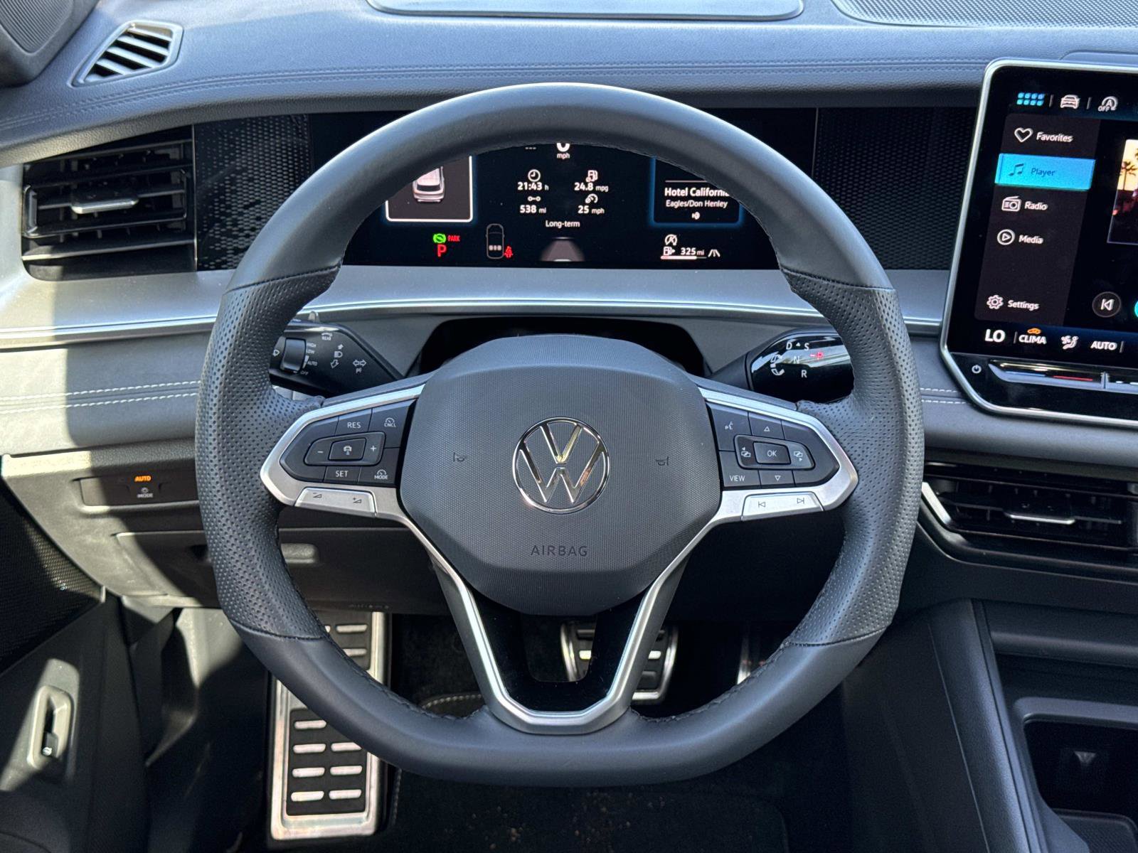 Used 2025 Volkswagen Tiguan SE R-Line image 10