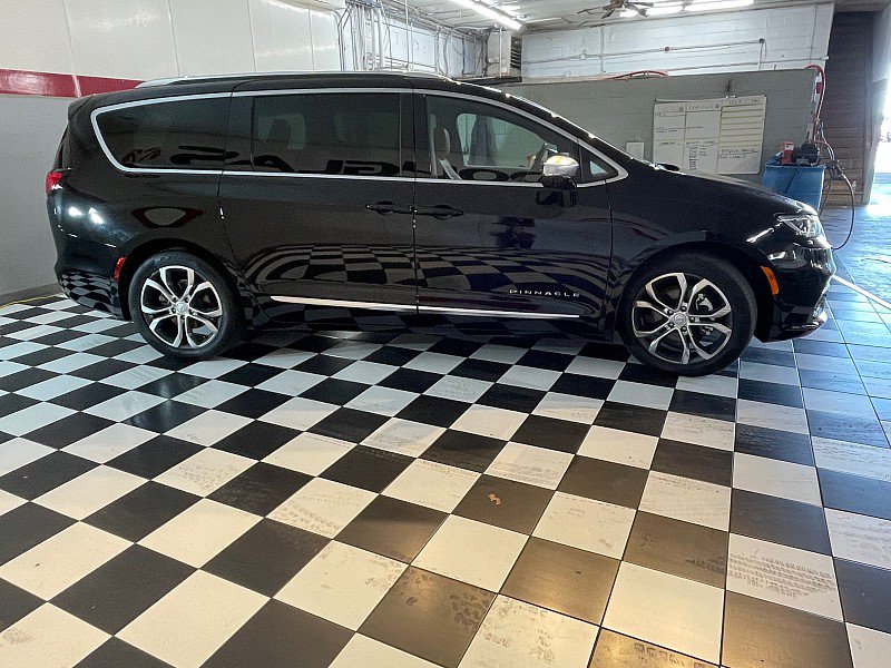 Used 2025 Chrysler Pacifica Pinnacle FWD image 4
