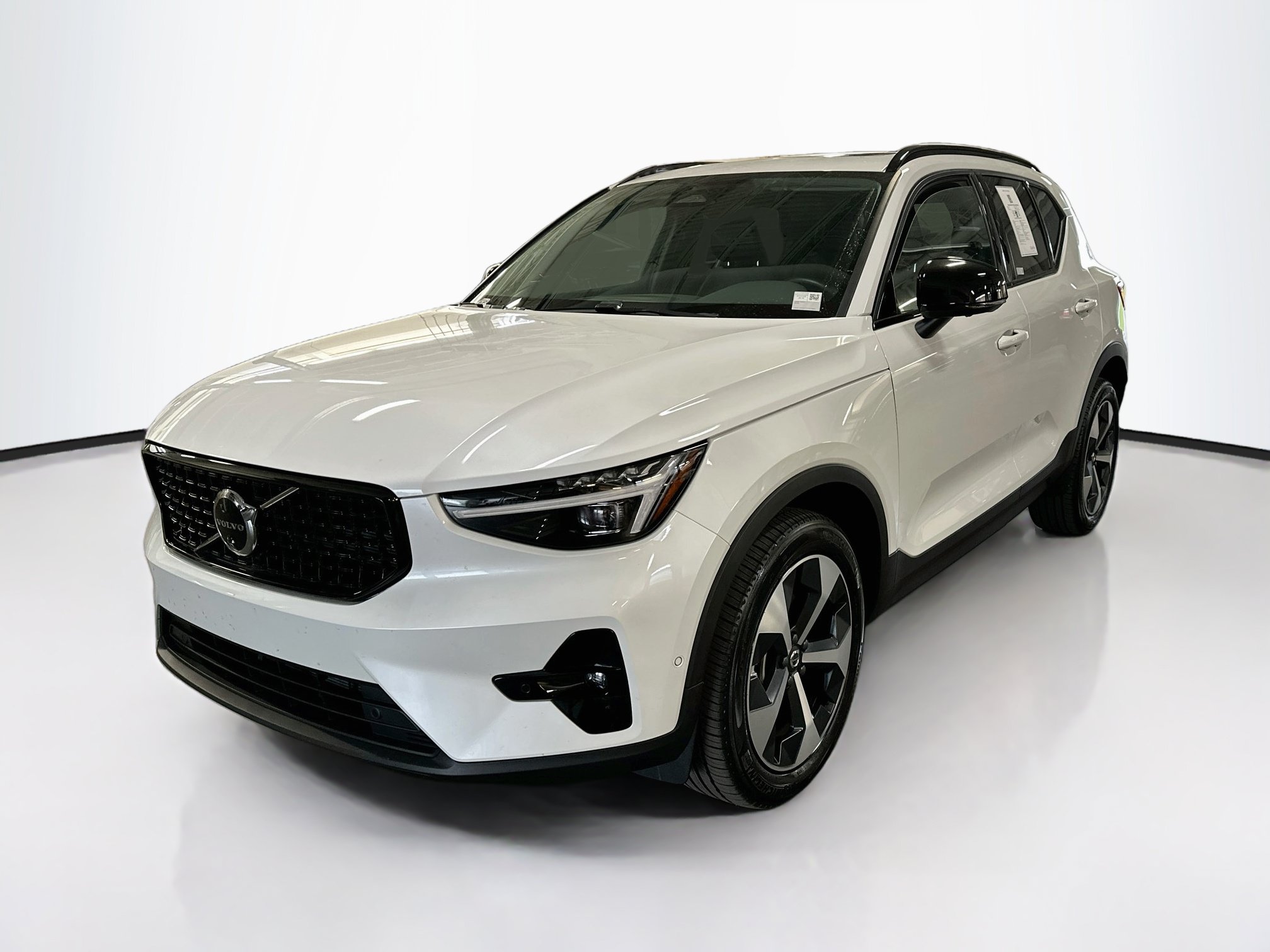 Used 2026 Volvo XC40 B5 Plus AWD/4WD image 3