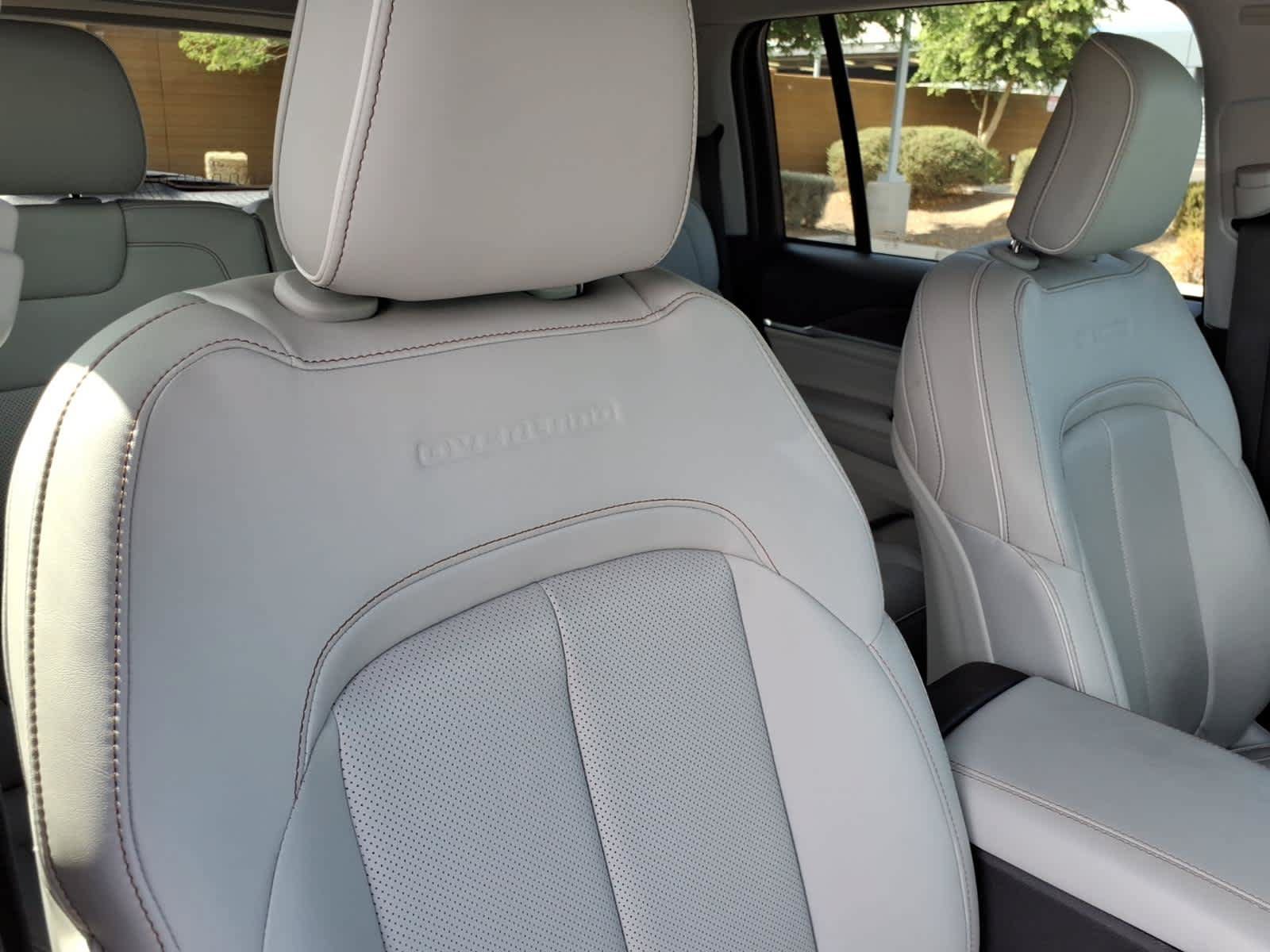 Used 2023 Jeep Grand Cherokee Overland AWD/4WD image 19