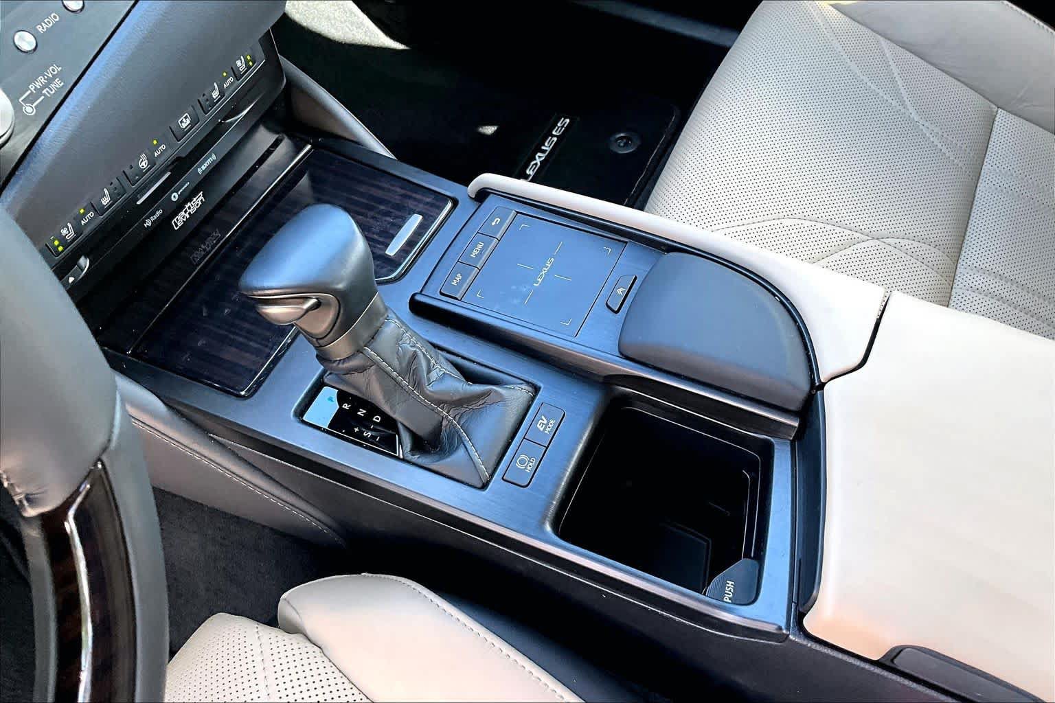 Used 2021 Lexus ES 300h Ultra Luxury w/ Accessory Package 2 FWD image 17