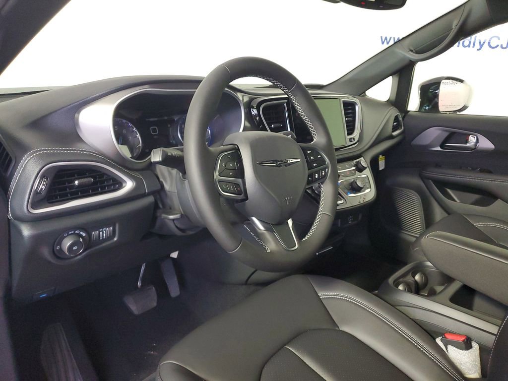 New 2026 Chrysler Pacifica Select image 13