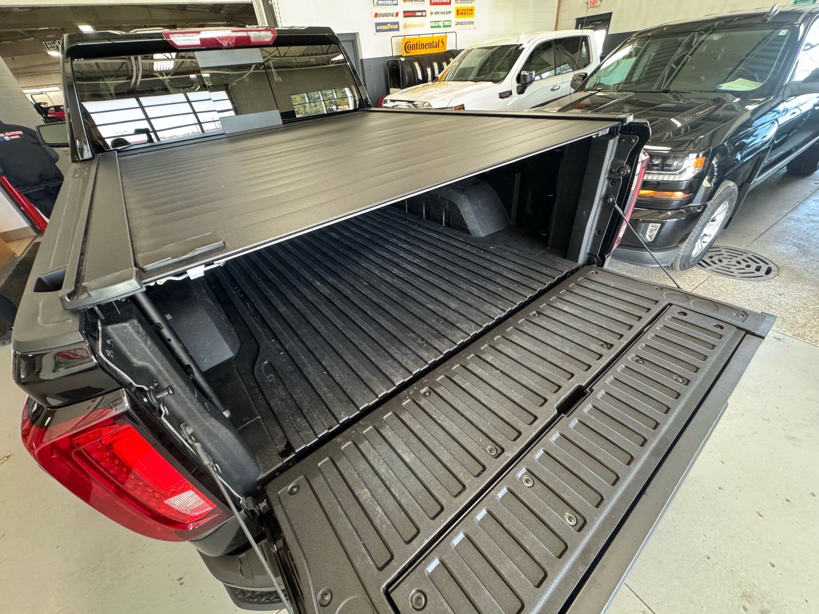 Used 2025 GMC Sierra 1500 AT4 w/ AT4 Premium Package image 9