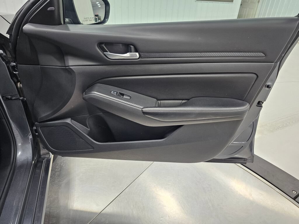 Used 2024 Nissan Altima 2.5 SV FWD image 29