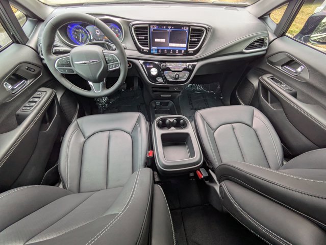 New 2026 Chrysler Pacifica Select image 3