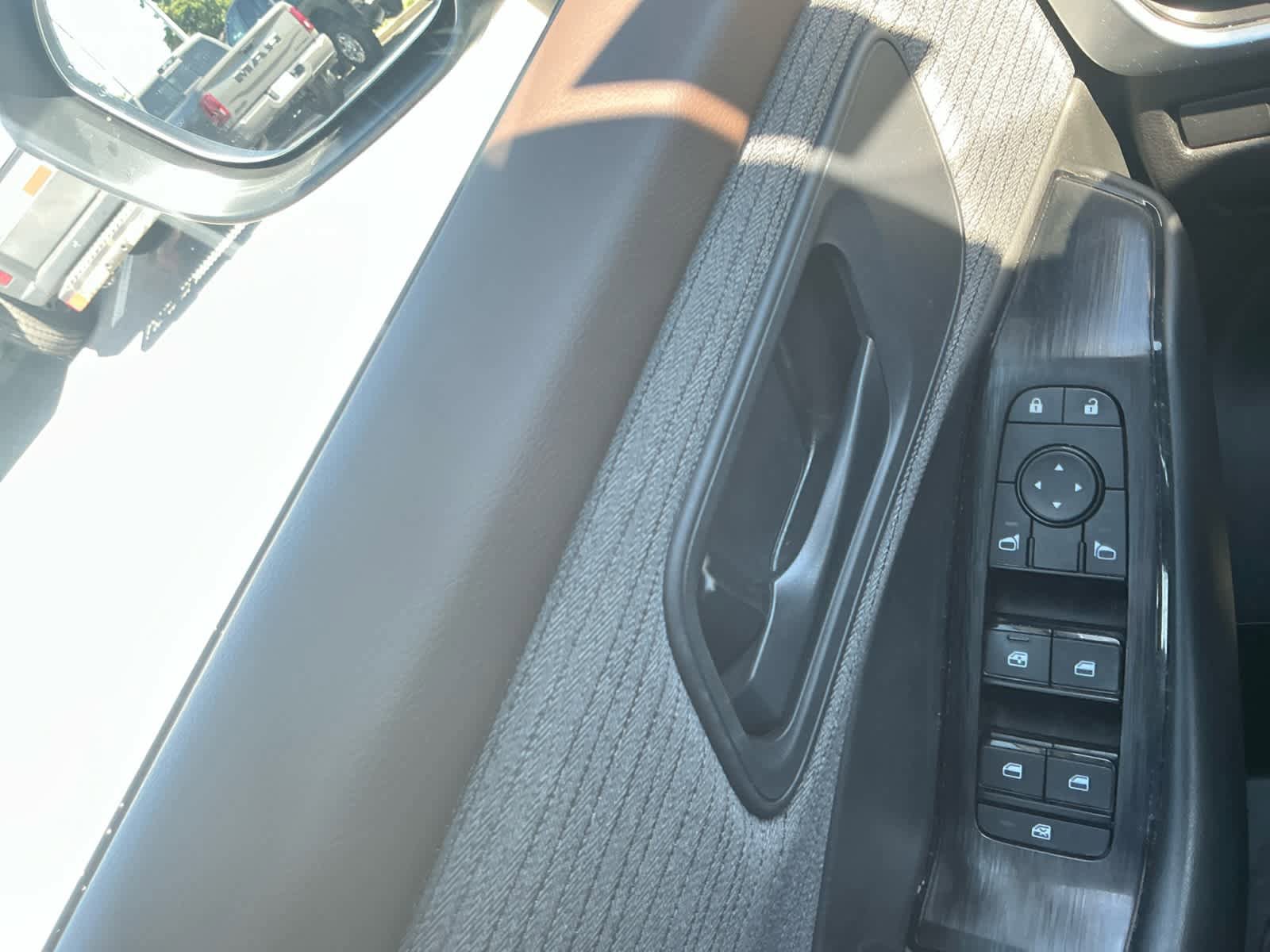 Used 2023 Nissan Rogue S AWD/4WD image 19