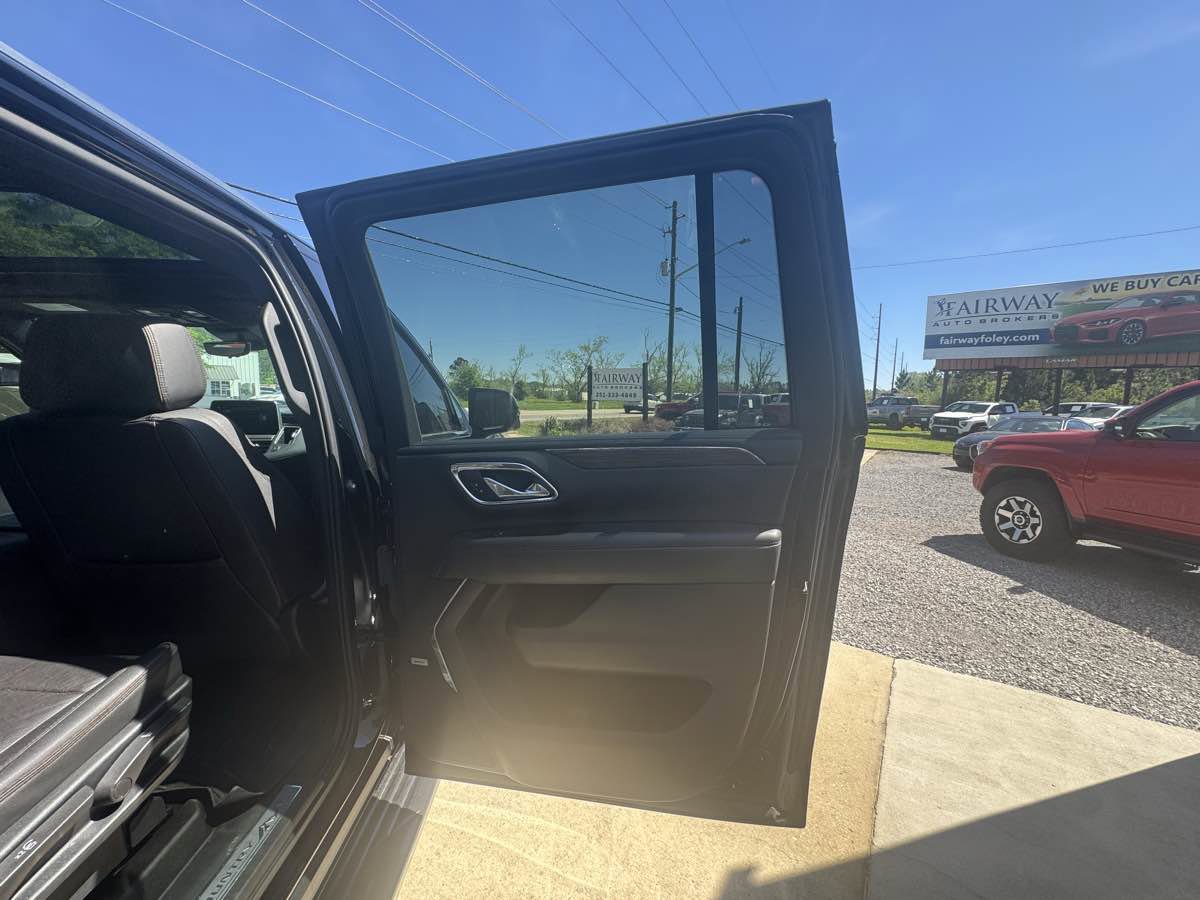 Used 2023 Chevrolet Suburban High Country AWD/4WD image 32