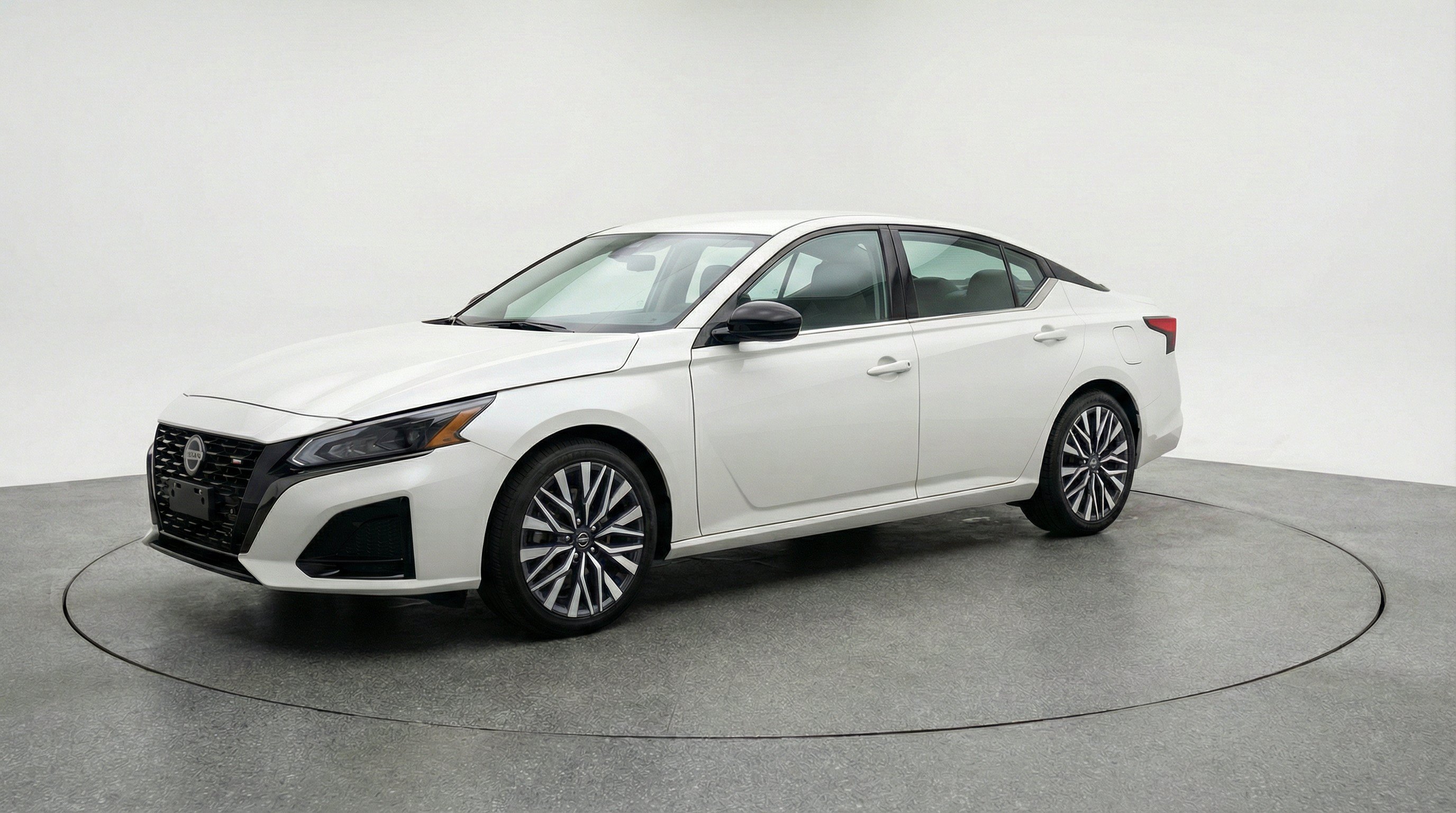 Used 2025 Nissan Altima 2.5 SV FWD image 3