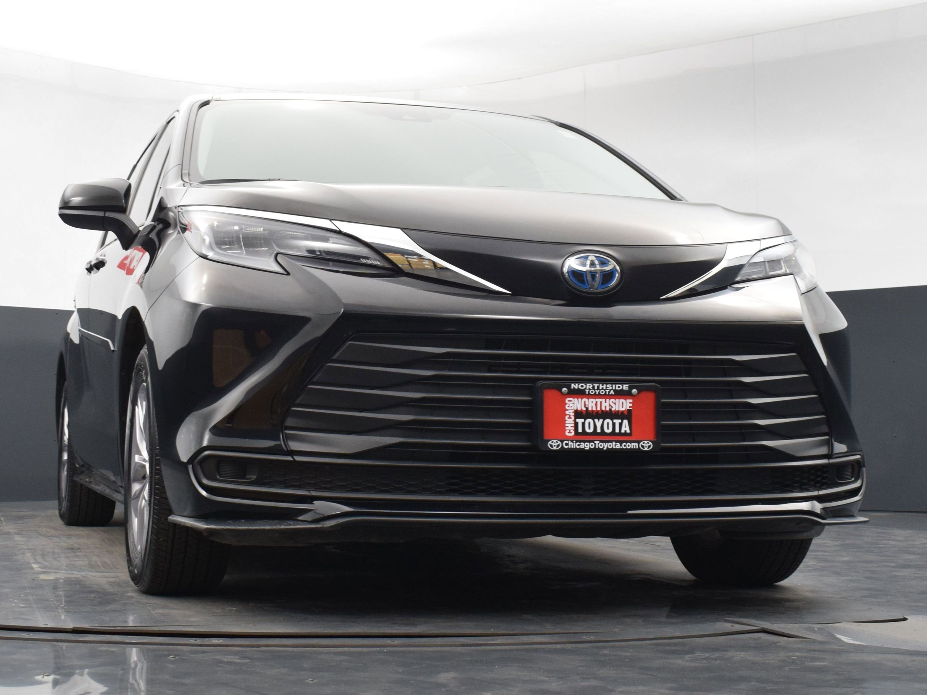 Used 2025 Toyota Sienna LE image 30
