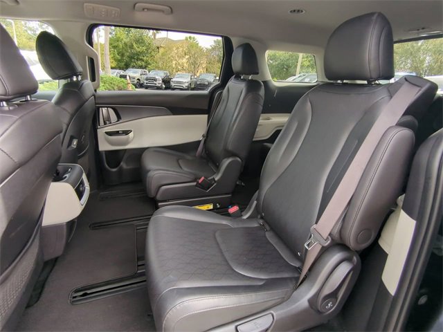 Used 2024 Kia Carnival LX image 16