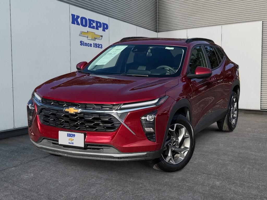 Used 2025 Chevrolet Trax LT FWD image 1