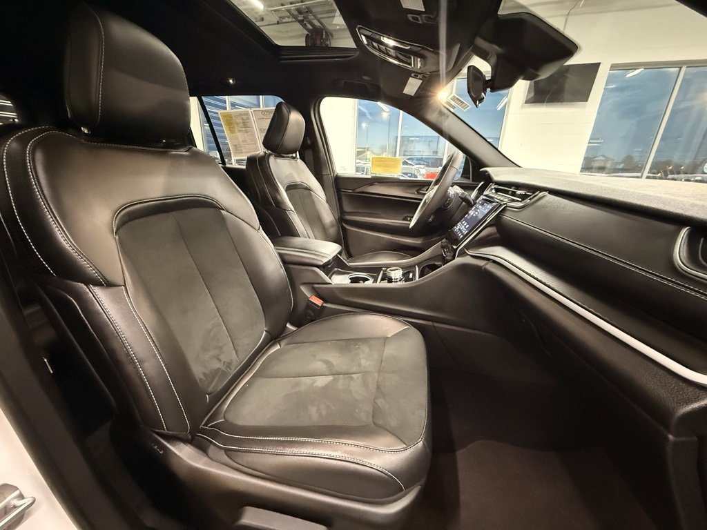 Certified 2025 Jeep Grand Cherokee Altitude image 16