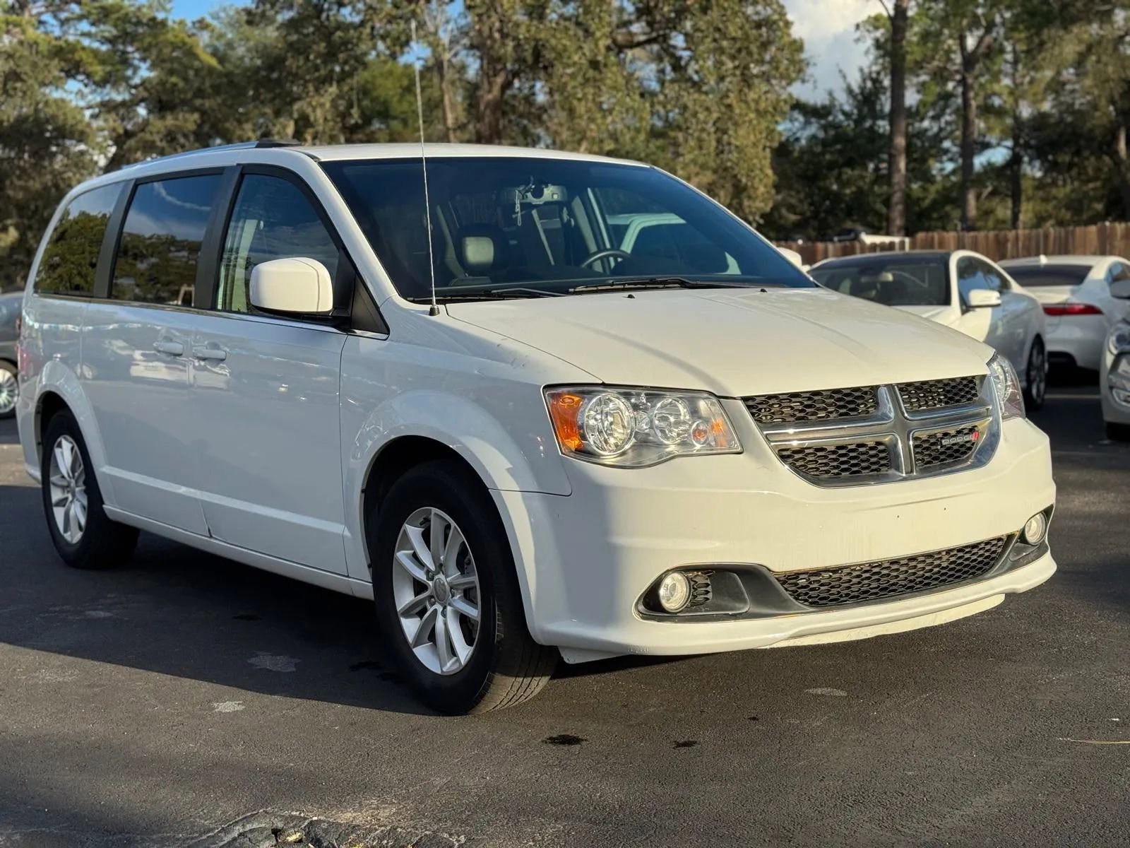 Used 2018 Dodge Grand Caravan SXT image 3