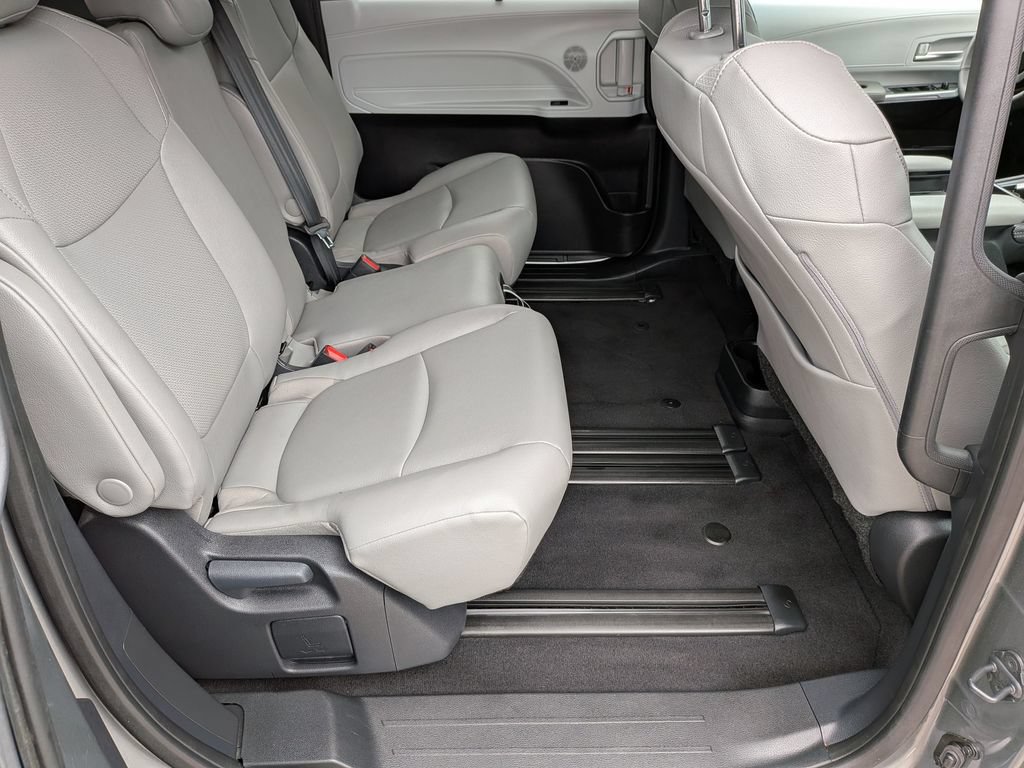Used 2026 Toyota Sienna XLE FWD image 18