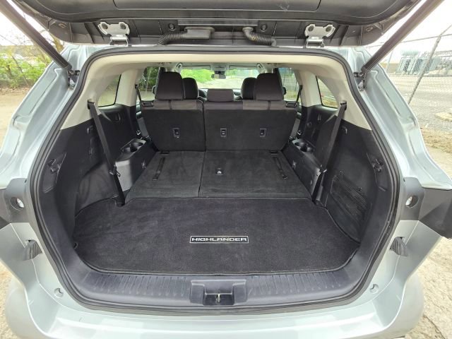 Used 2022 Toyota Highlander LE AWD/4WD image 32