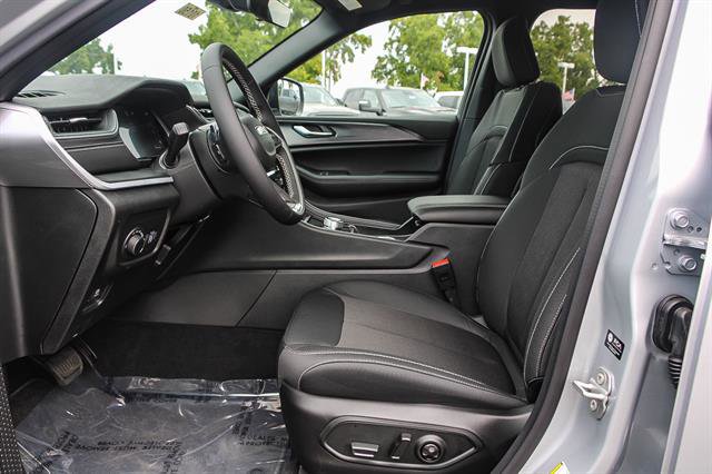 New 2025 Jeep Grand Cherokee Laredo image 16