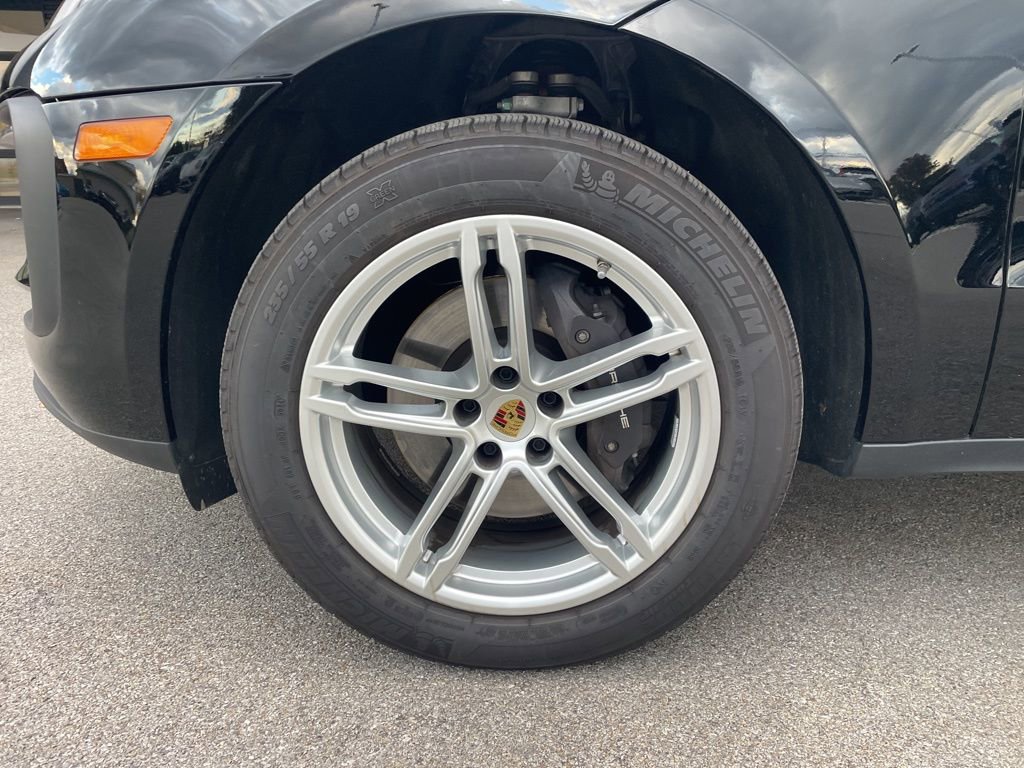 Certified 2025 Porsche Macan image 14