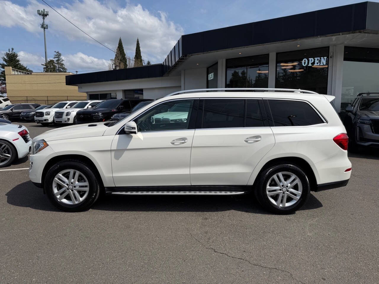 Used 2016 Mercedes-Benz GL 450 4MATIC w/ Premium I Package image 2