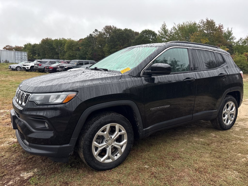 Used 2024 Jeep Compass Latitude w/ Convenience Group AWD/4WD image 3