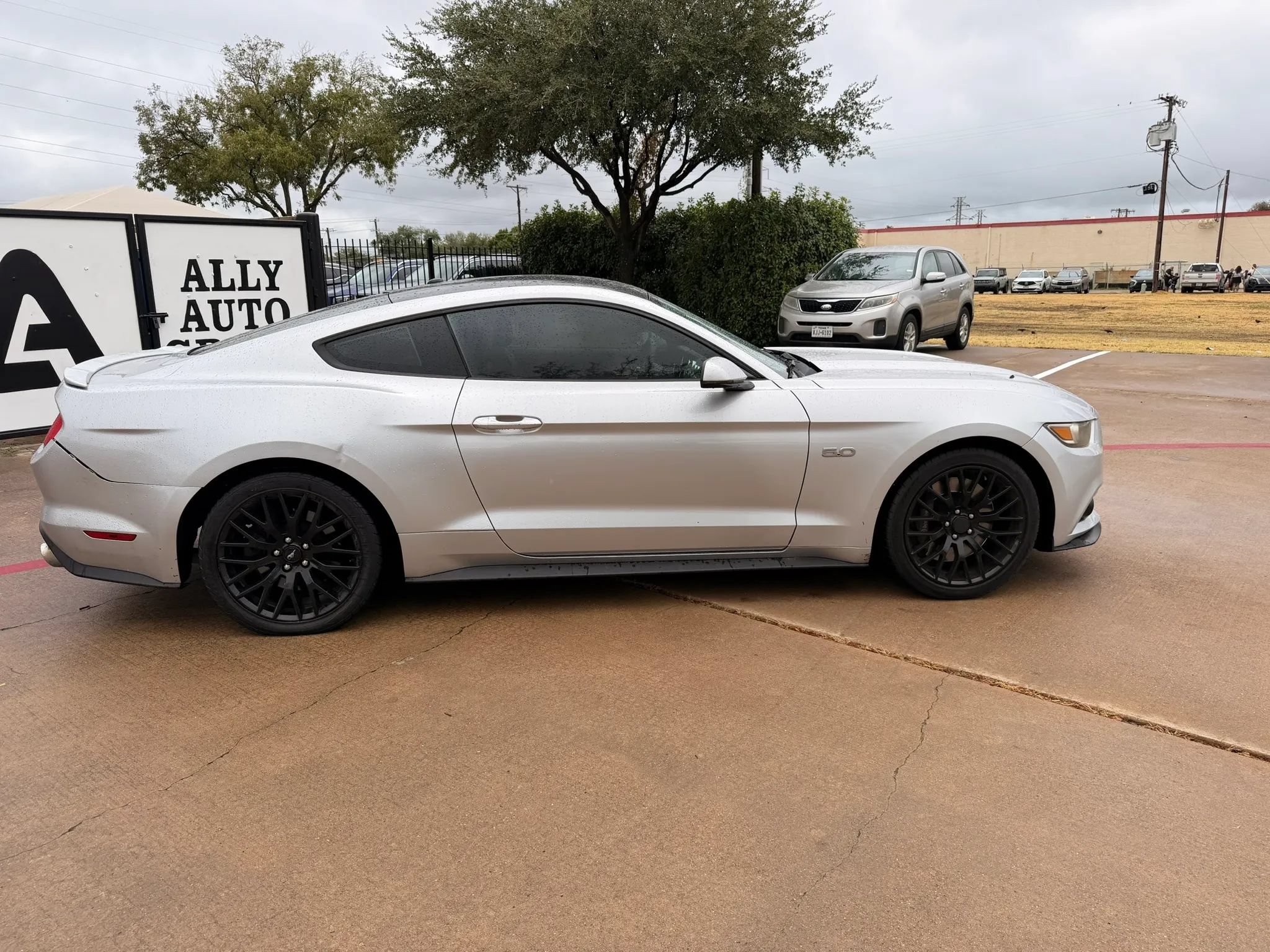 Used 2017 Ford Mustang GT Premium w/ GT Performance Package RWD image 4