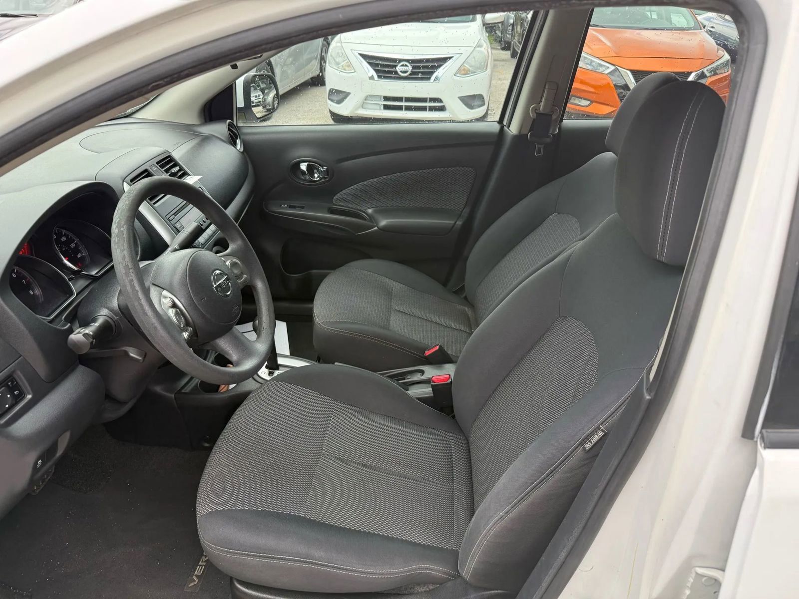 Used 2014 Nissan Versa SV image 9