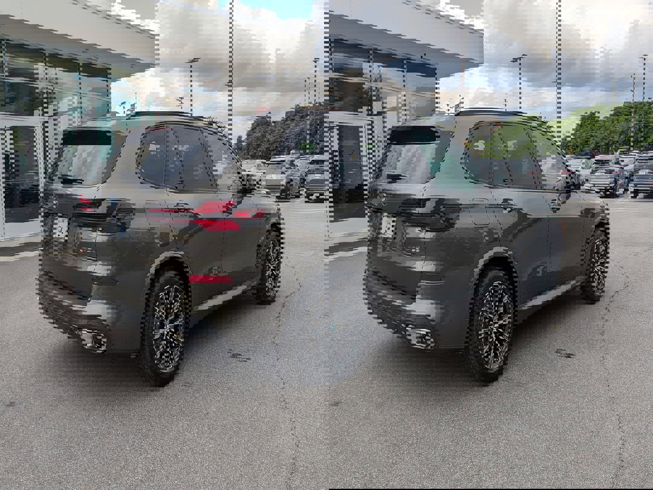 New 2026 BMW X5 xDrive50e w/ M Sport Package image 3