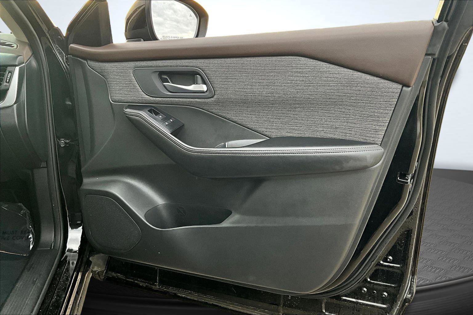 Used 2023 Nissan Rogue SV image 24