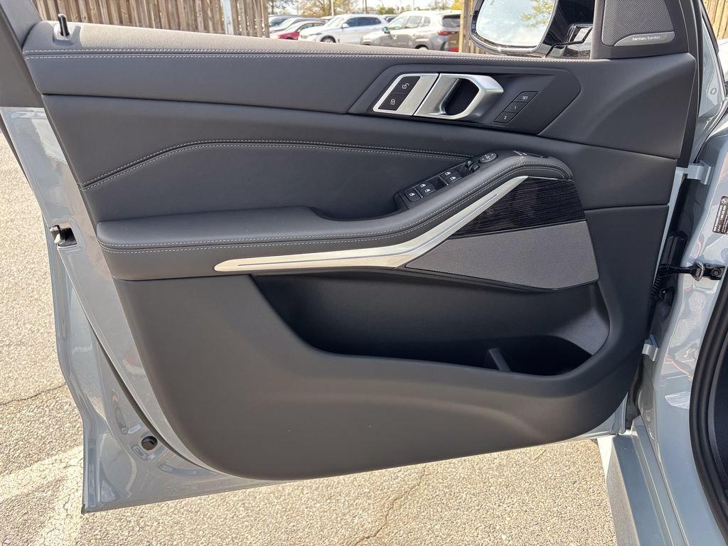 New 2026 BMW X5 xDrive40i w/ M Sport Package AWD/4WD image 11