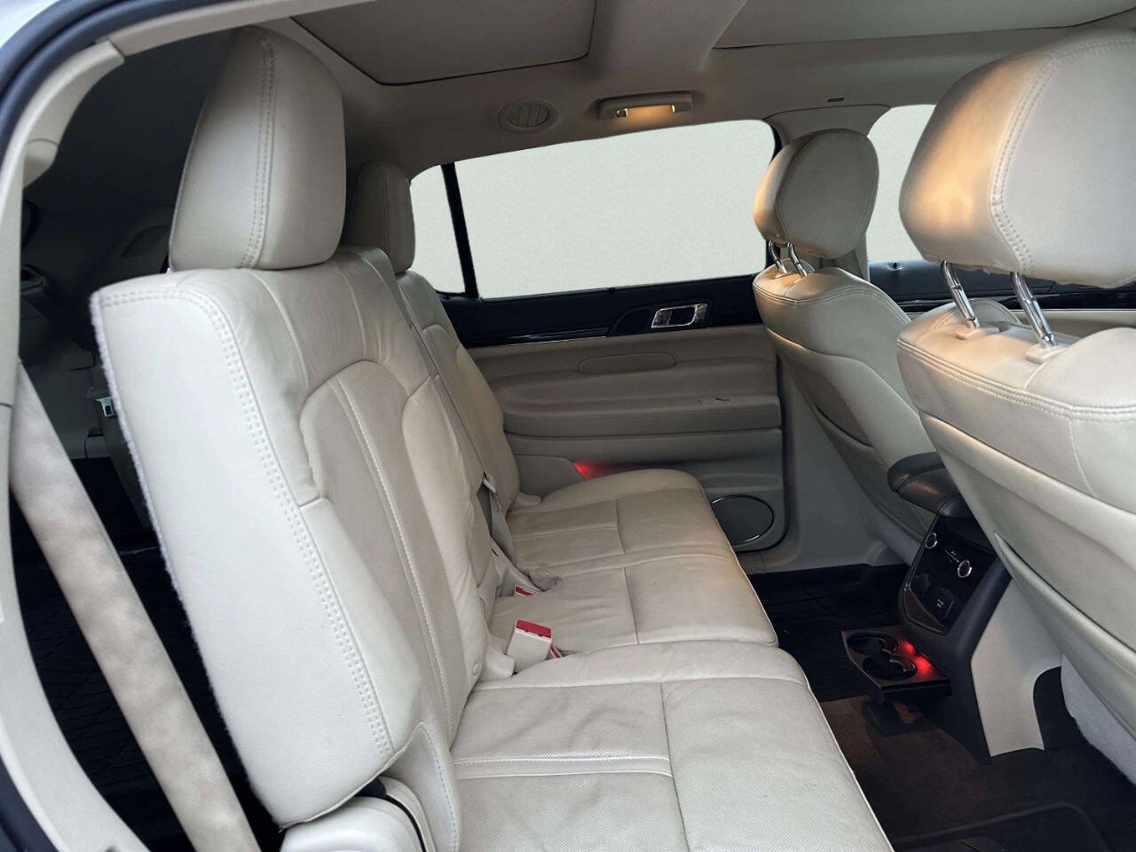 Used 2013 Lincoln MKT AWD image 21