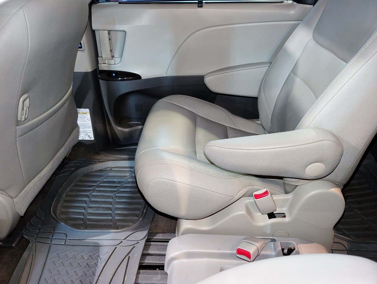 Used 2017 Toyota Sienna XLE image 19