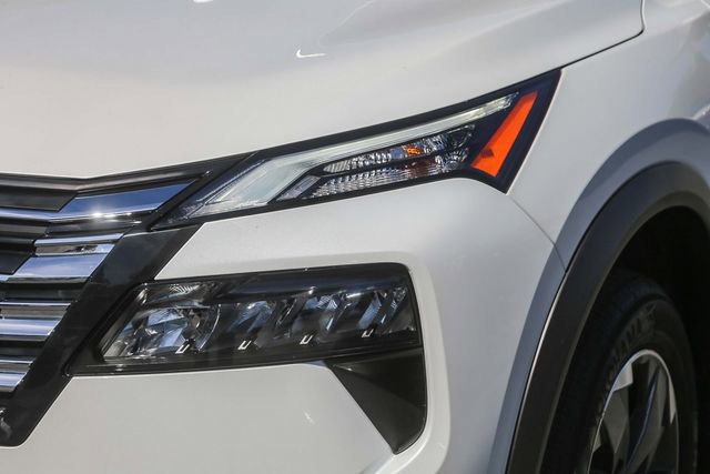 Used 2025 Nissan Rogue SV w/ SV Premium Package image 6