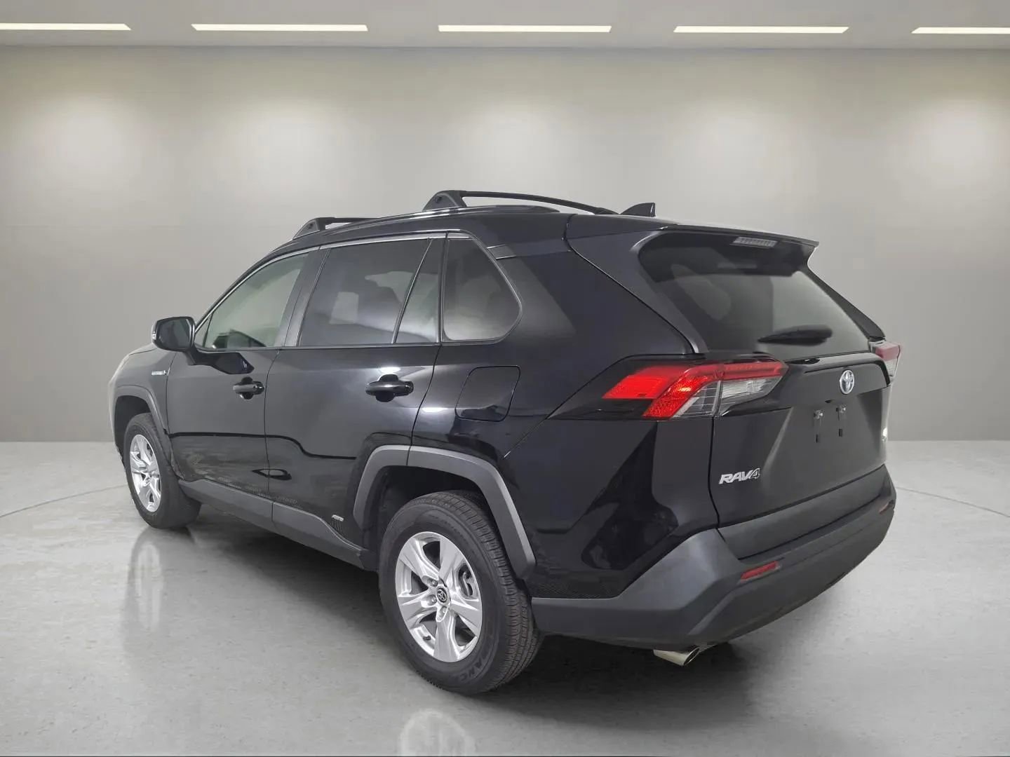 Used 2021 Toyota RAV4 LE image 5