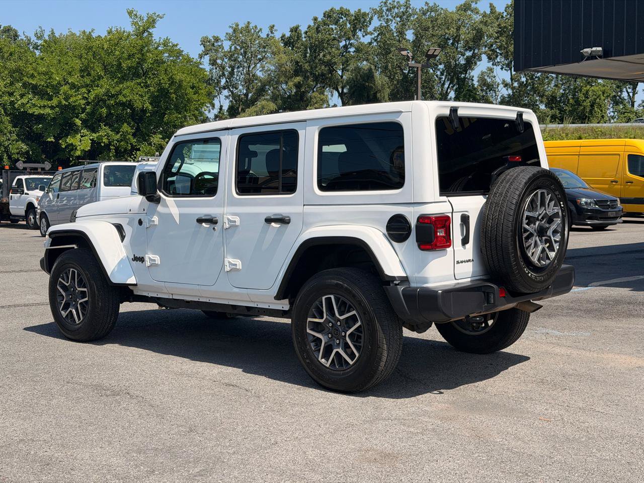 Used 2025 Jeep Wrangler Unlimited Sahara AWD/4WD image 8