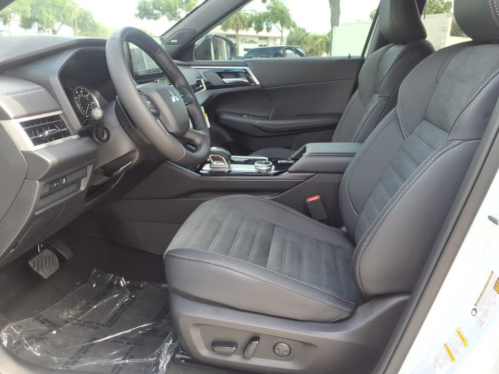 Used 2026 Mitsubishi Outlander LE FWD image 19