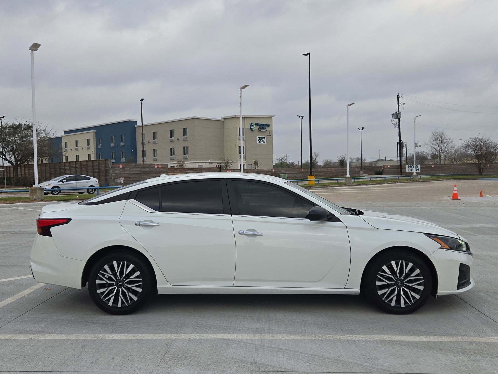 Used 2024 Nissan Altima 2.5 SV image 2