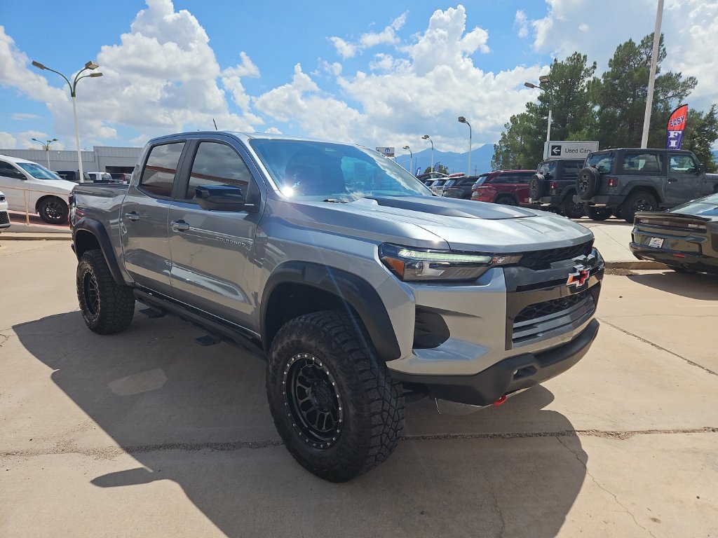 Used 2025 Chevrolet Colorado ZR2 w/ Technology Package AWD/4WD image 4