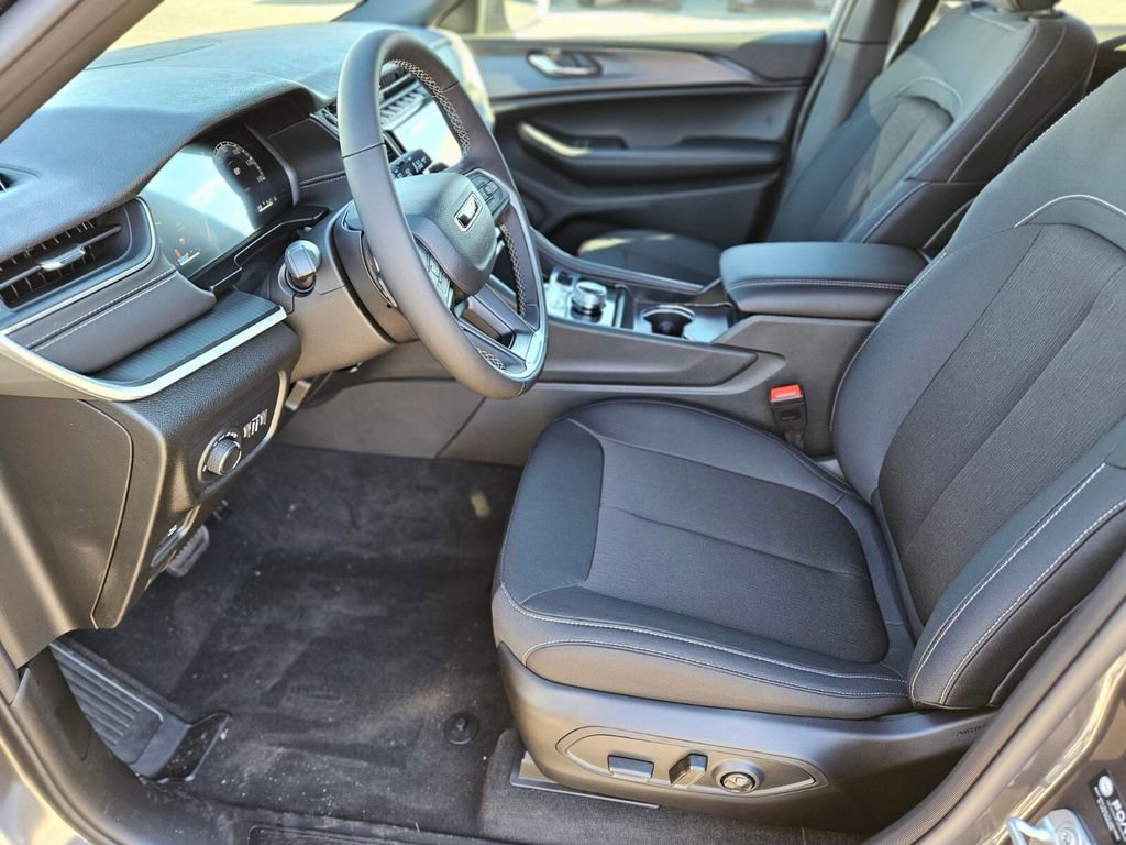 New 2025 Jeep Grand Cherokee Laredo X w/ Luxury Tech Group I image 18