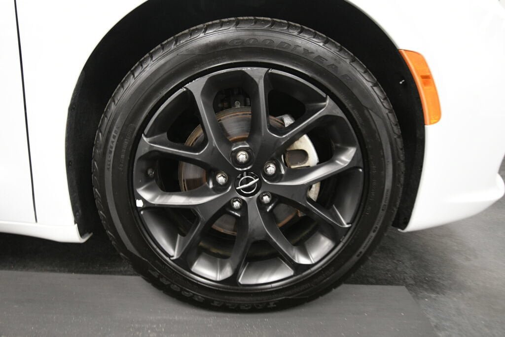 Used 2025 Chrysler Pacifica Limited FWD image 33
