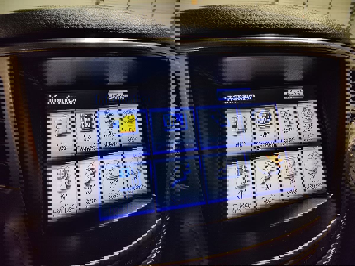 Used 2015 Lexus LX 570 4WD w/ Luxury Package image 46