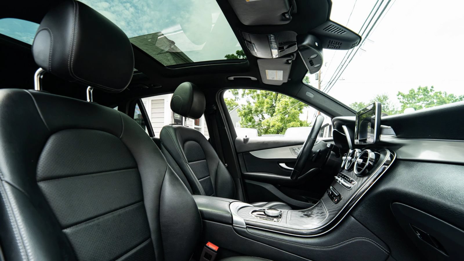 Used 2019 Mercedes-Benz GLC 300 4MATIC w/ Premium Package image 10