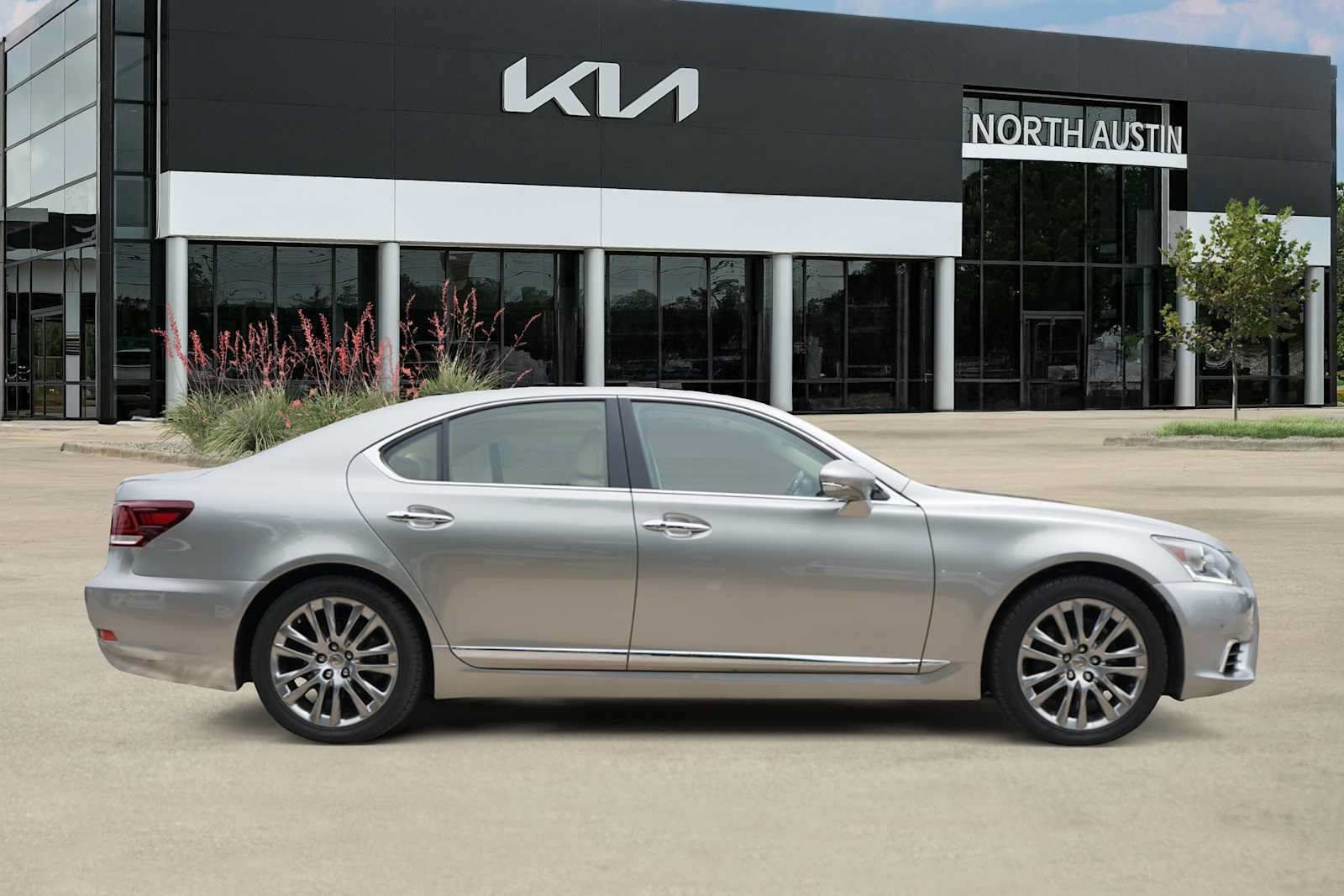 Used 2017 Lexus LS 460 w/ Comfort Package RWD image 5
