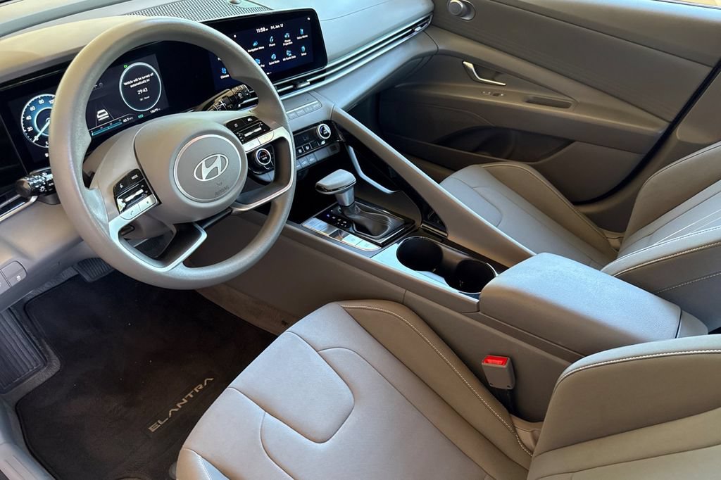 Used 2024 Hyundai Elantra Blue FWD image 10