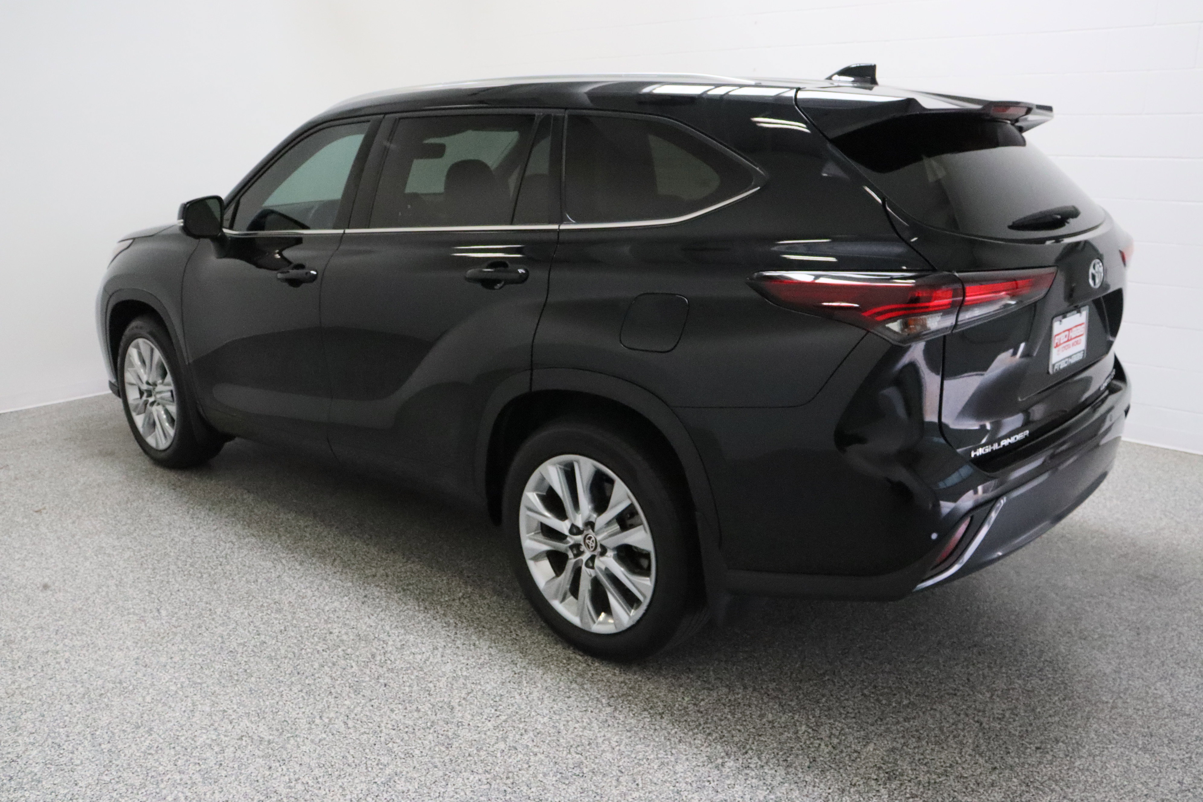 Used 2024 Toyota Highlander Limited AWD/4WD image 8