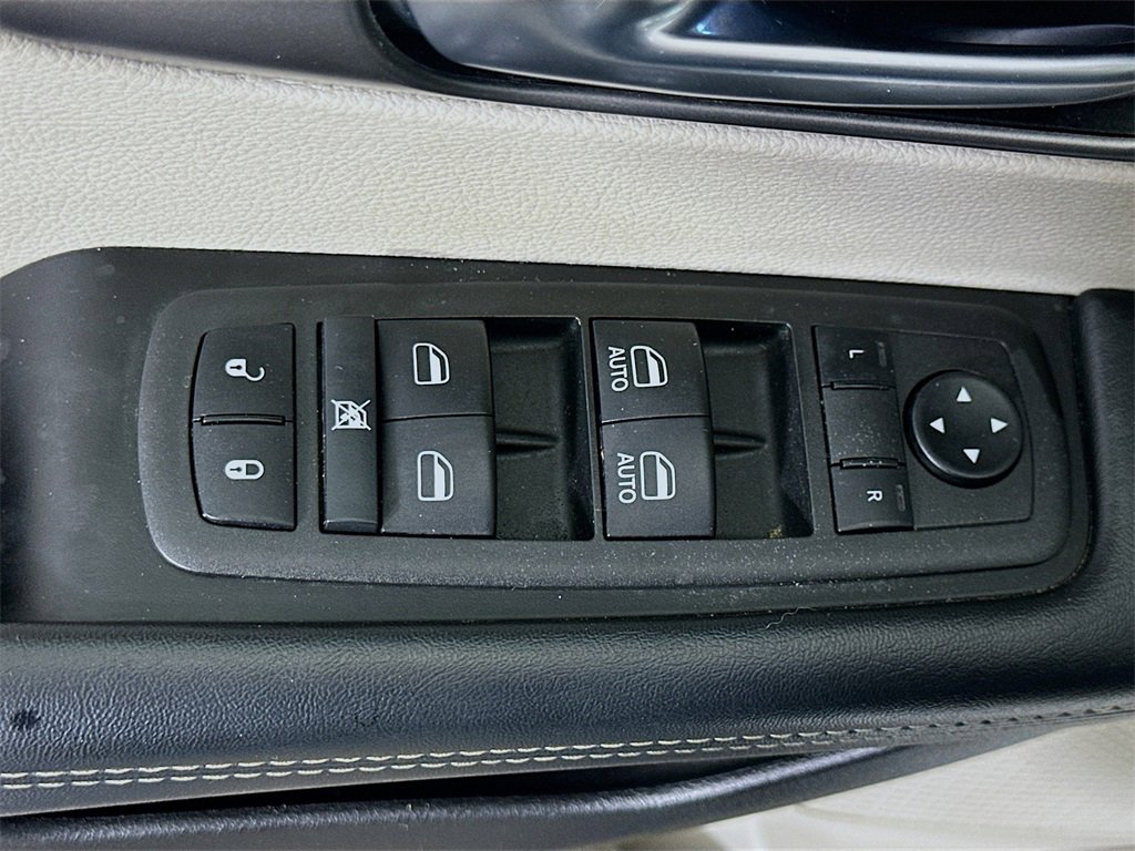 Used 2022 Chrysler Pacifica Touring-L image 21