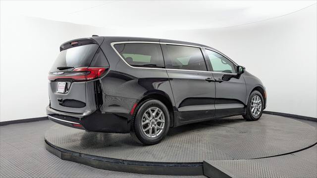 Used 2023 Chrysler Pacifica Touring-L FWD image 8